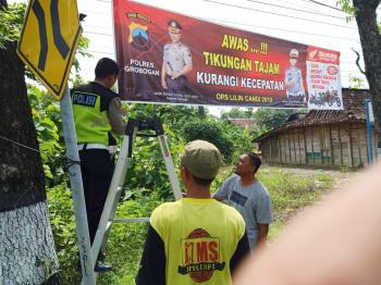 Tekan kecelakaan lalu lintas, Sat lantas Grobogan sebar himbauan di lokasi rawan laka lantas