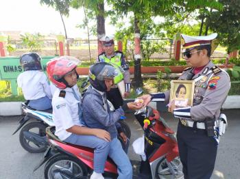 Peringati hari pahlawan, Sat lantas grobogan gelar razia sambil bawa foto pahlawan 