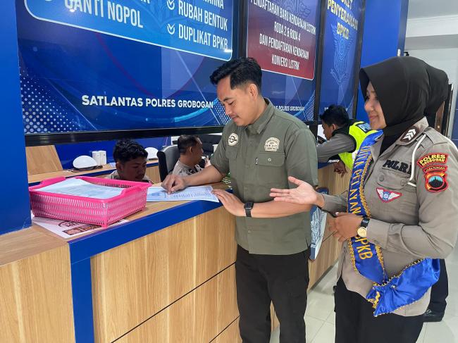 Petugas BPKB Polres Grobogan Dampingi Masyarakat dalam Proses Balik Nama Kendaraan Bermotor