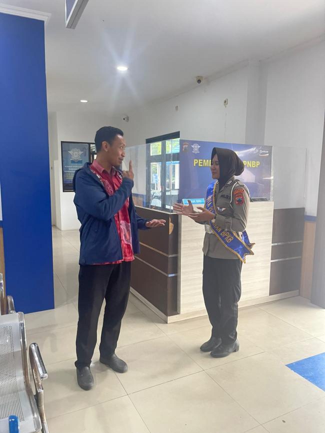 Petugas BPKB Satlantas Polres Grobogan Dampingi Wajib Pajak dalam Proses Mutasi Kendaraan di Kantor