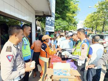 Jumat berkah, Satlantas Grobogan sediakan sarapan gratis 
